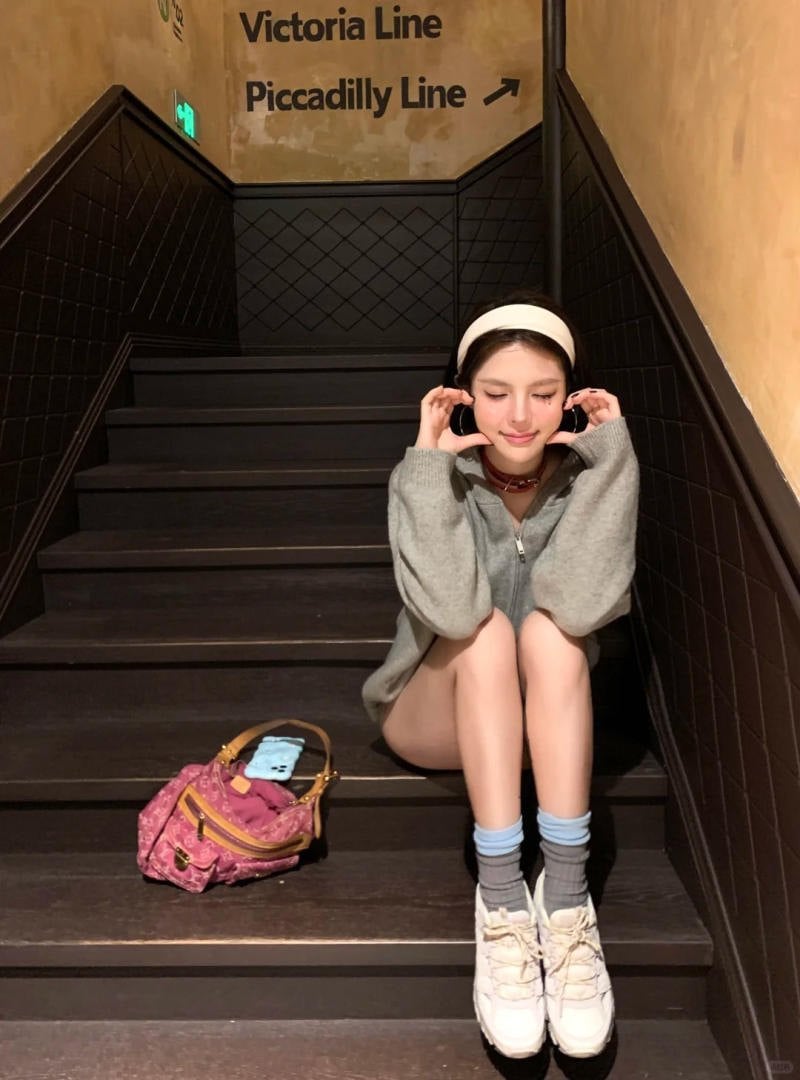 Tư thế ngồi đáng yêu với biểu cảm ngọt ngào