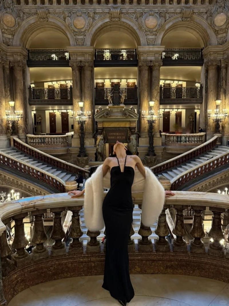 Tư thế ngả người ra sau, tận hưởng không gian lộng lẫy