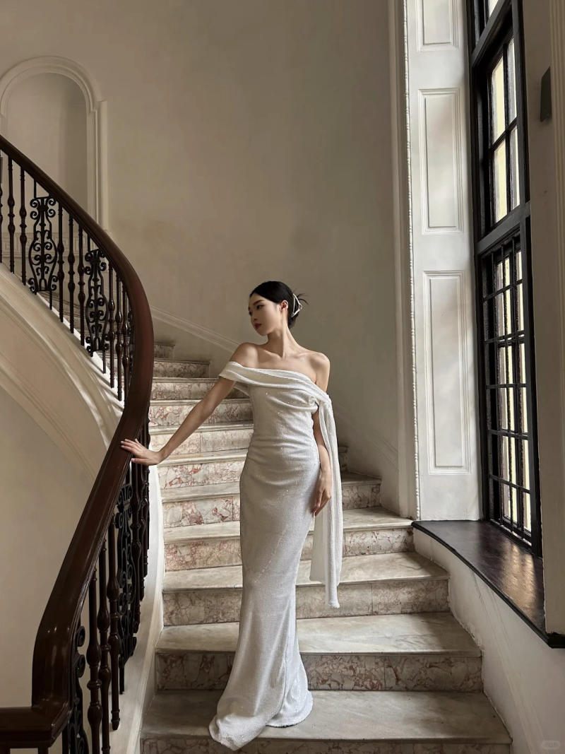 Dáng đứng thanh lịch bên cửa sổ