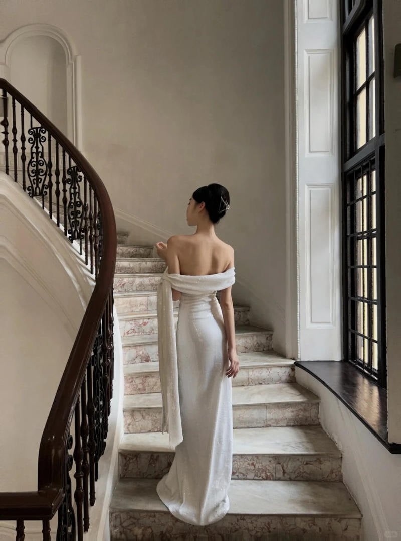 Tư thế khoe lưng trần gợi cảm