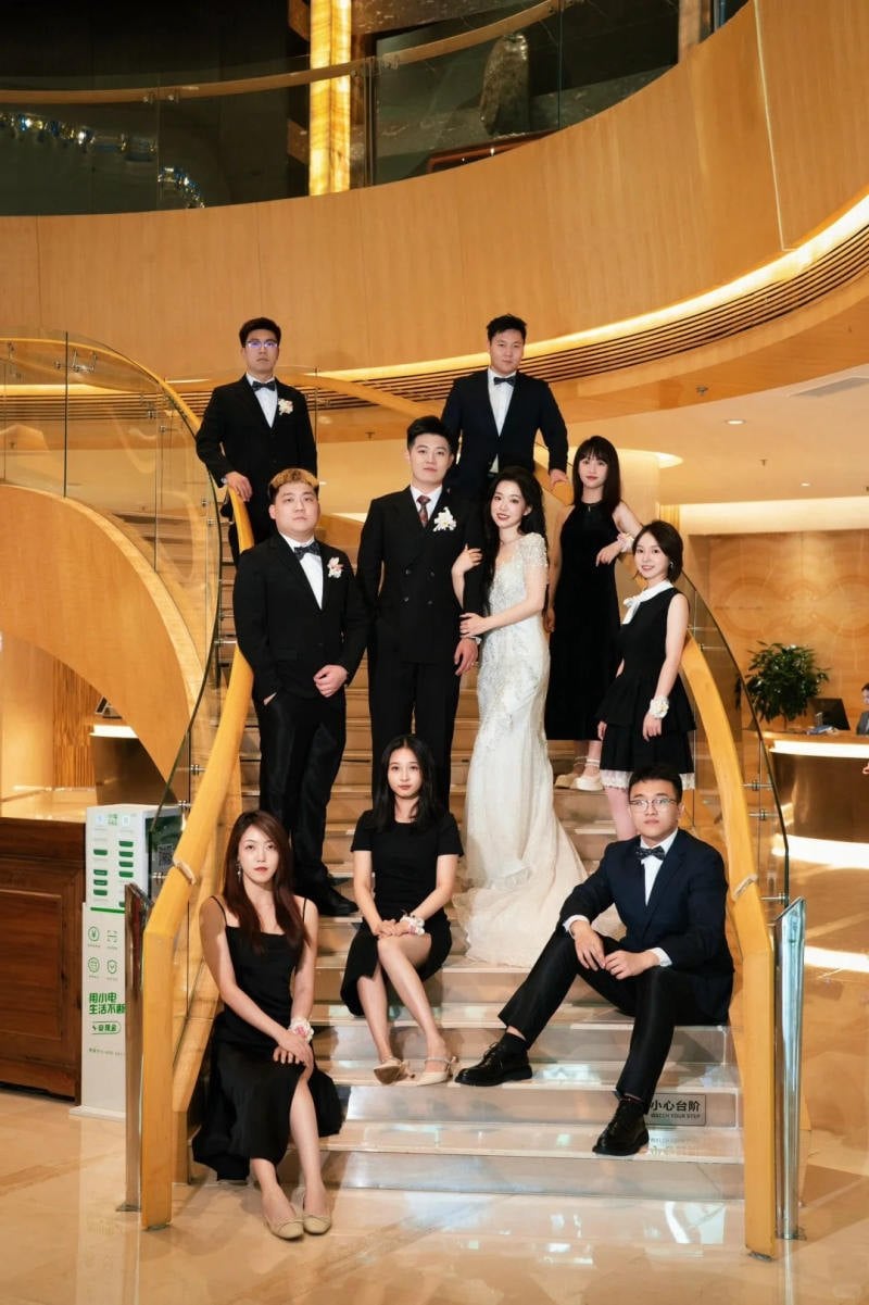 Chụp ảnh nhóm trang trọng trên cầu thang khách sạn
