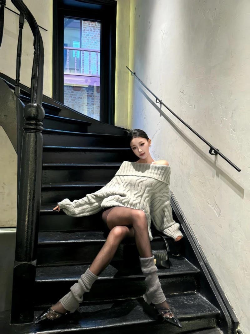 Tư thế ngồi vắt chéo chân, khoe vai trần quyến rũ