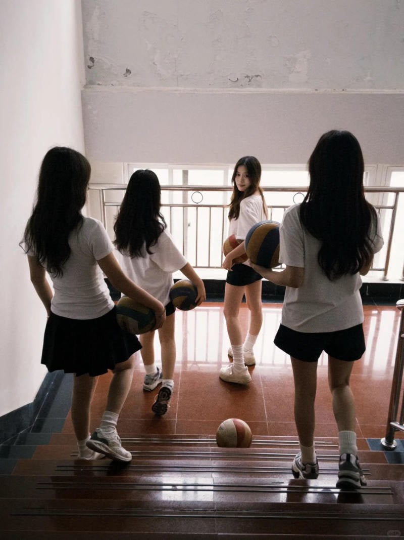 Dáng chụp nhóm bạn thân trong trang phục thể thao