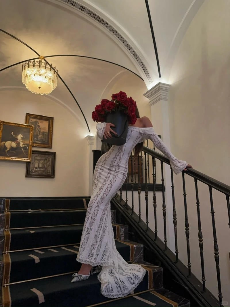 Dáng đứng giấu mặt sau bó hoa hồng