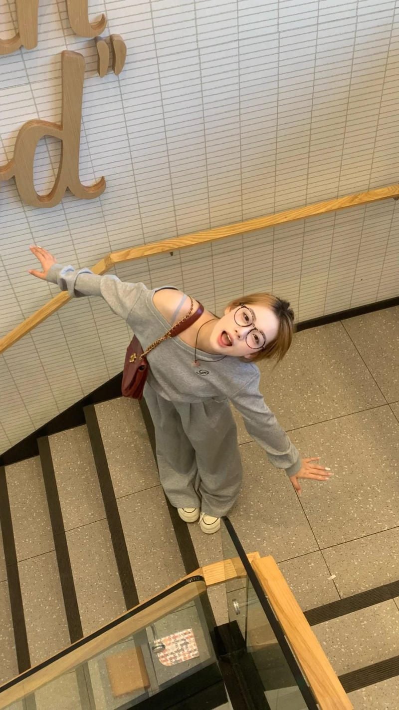 Chụp từ trên cao, dang rộng tay chào đón