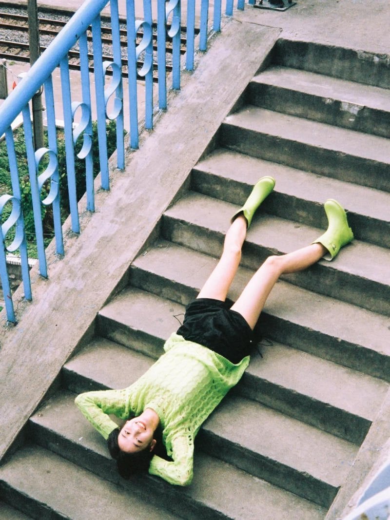 Tư thế nằm ngửa, tay gối đầu đầy ngẫu hứng