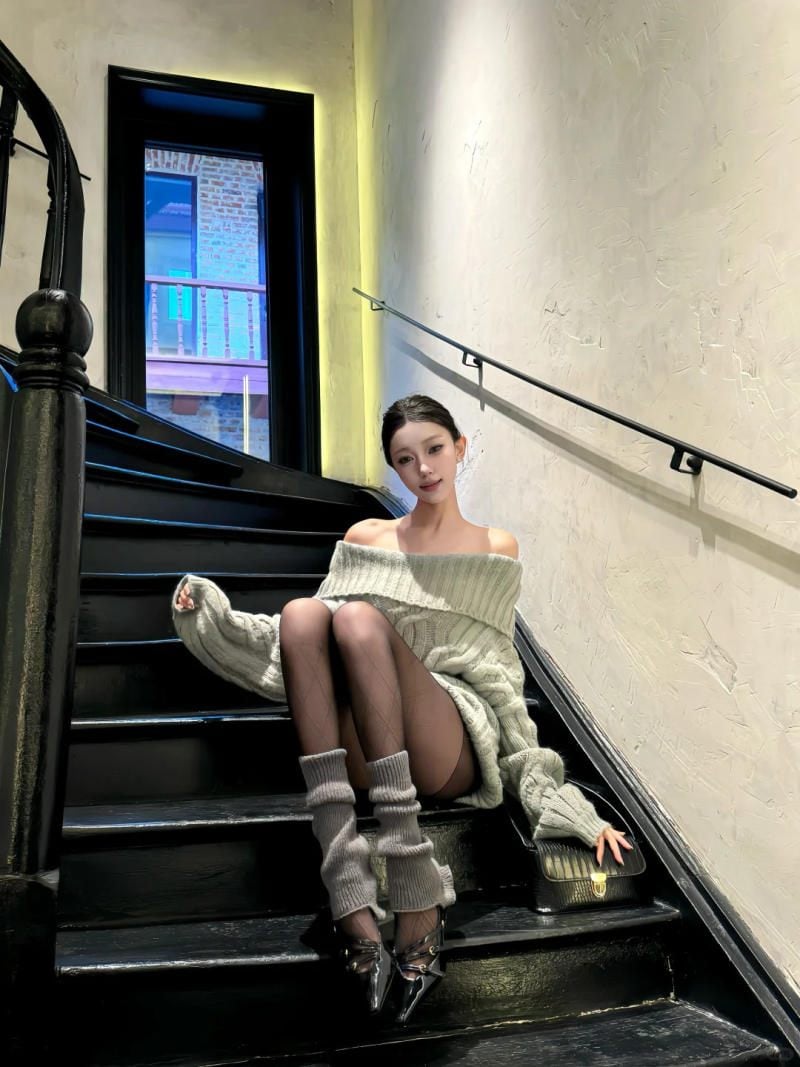 Tư thế ngồi thanh lịch trên cầu thang xoắn