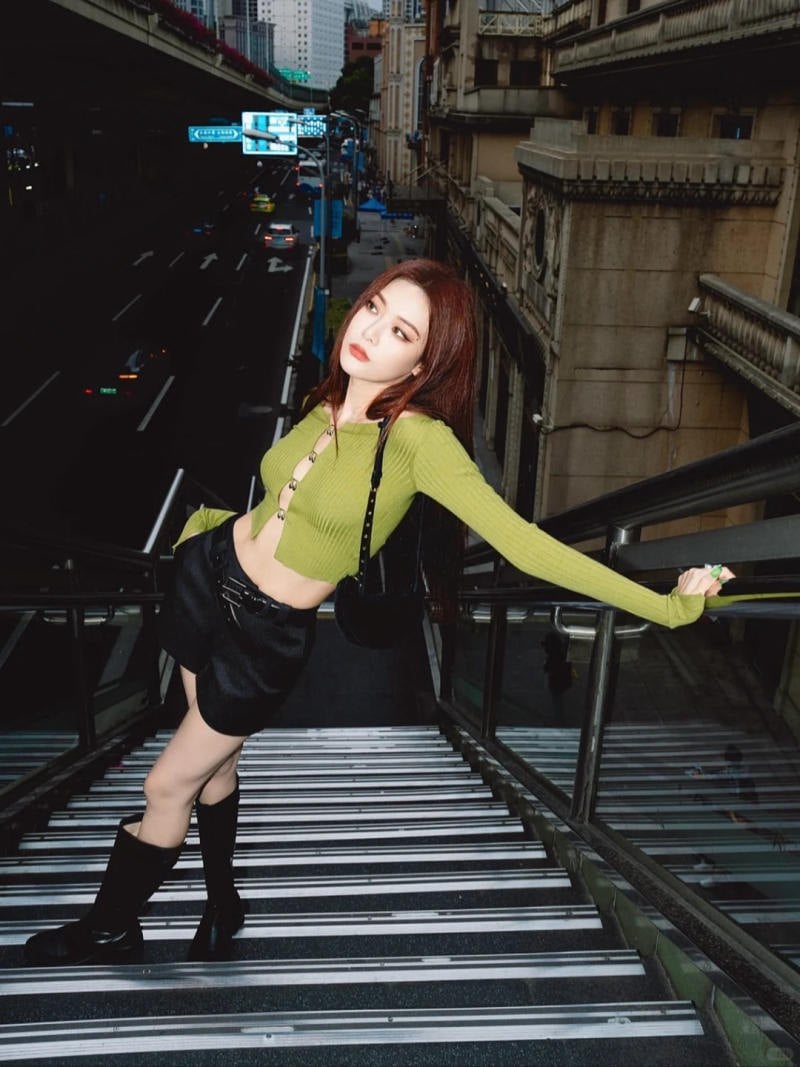 Tư thế tựa người vào lan can, ngước nhìn xa xăm