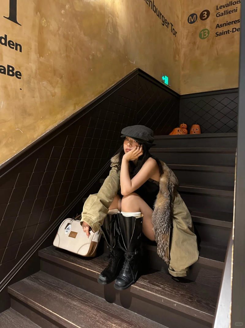 Dáng ngồi suy tư với phụ kiện độc đáo