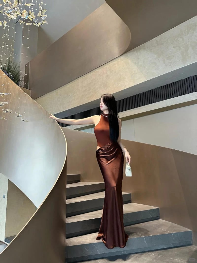 Dáng đứng trên cầu thang xoắn ốc trong bộ đầm dạ hội