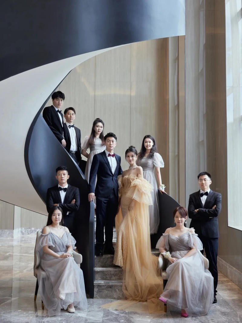 Tư thế đứng trang trọng cùng bạn bè trong ngày cưới