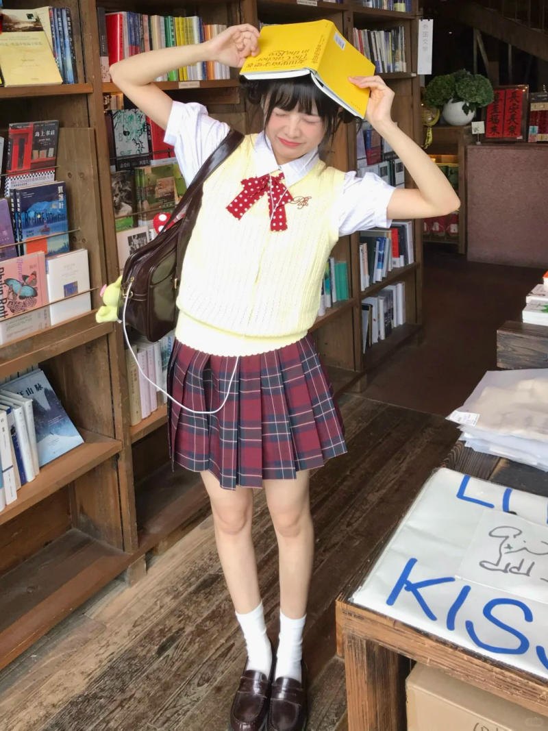 (đứng thẳng, hai tay đặt sách lên đầu, mỉm cười)