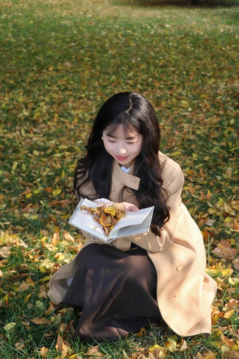 (ngồi dựa lưng vào cây, đeo tai nghe)