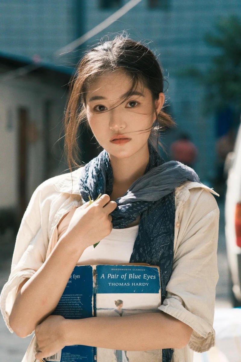 (ôm sách trước ngực, ánh mắt nhìn thẳng)