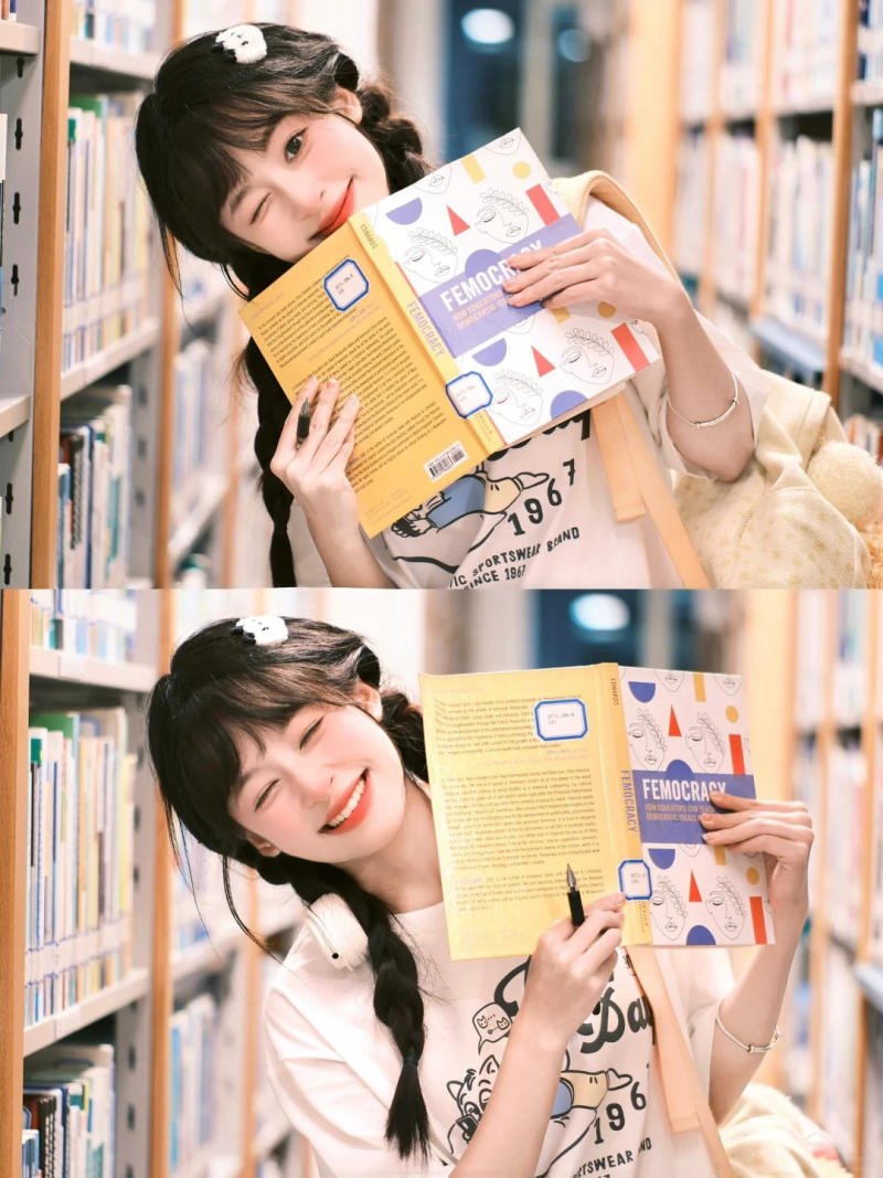 (ôm sách áp vào má, biểu cảm vui tươi)