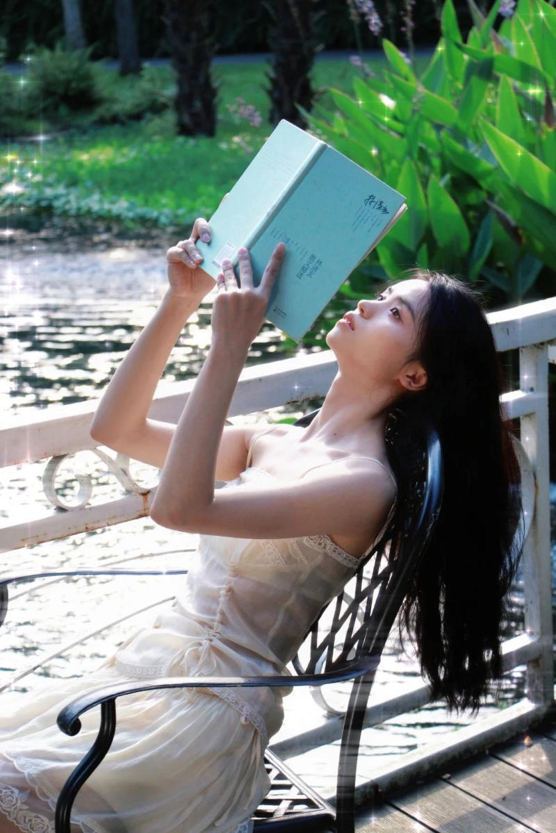 (đội mũ, ngồi vắt chéo chân, đọc sách)