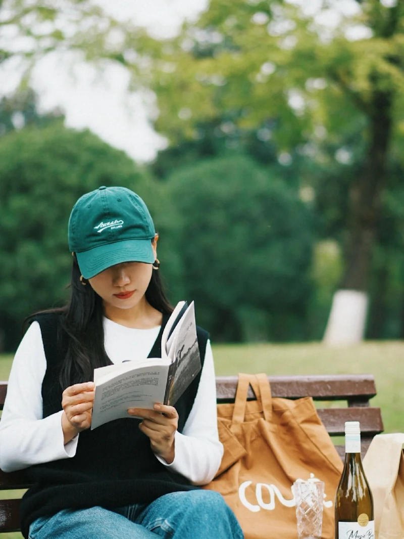 (dựa lưng vào kệ, cúi đầu nhìn sách)