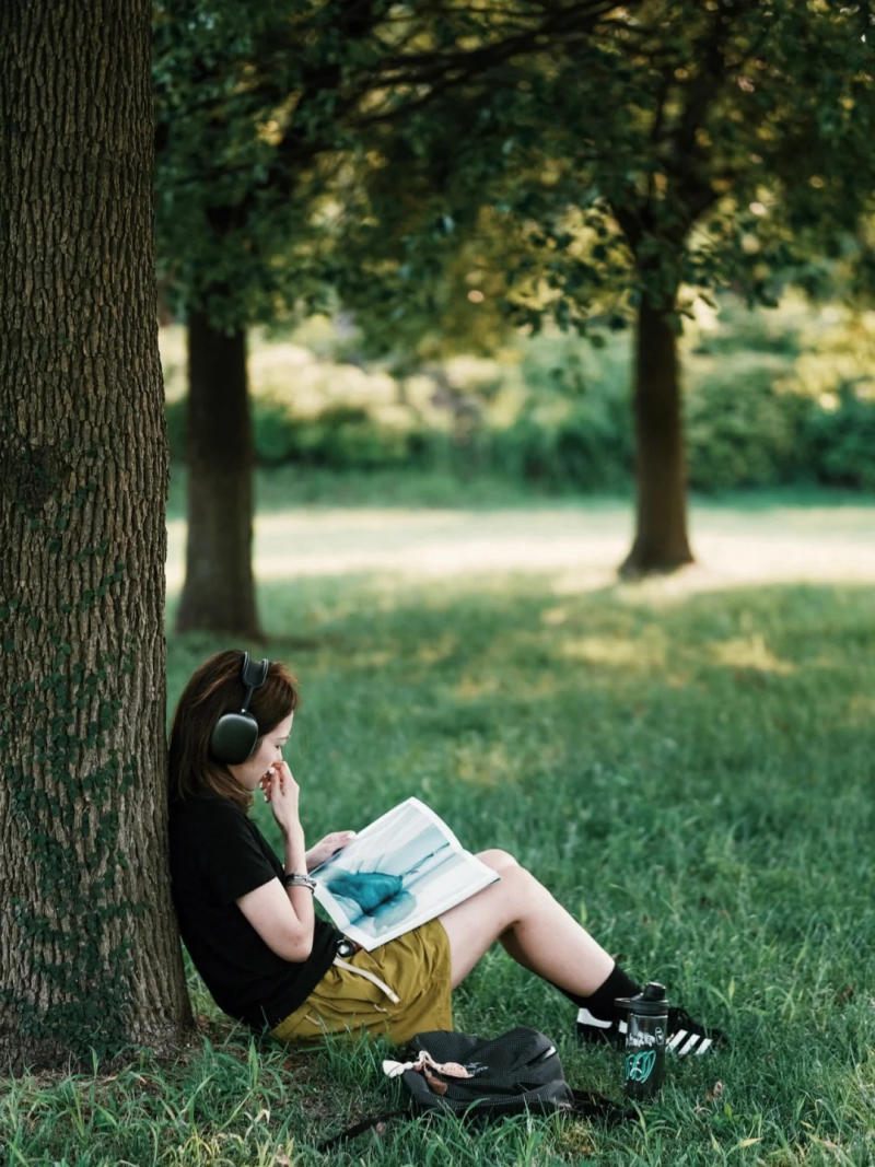 (ngồi trên cỏ, sách đặt trong lòng)