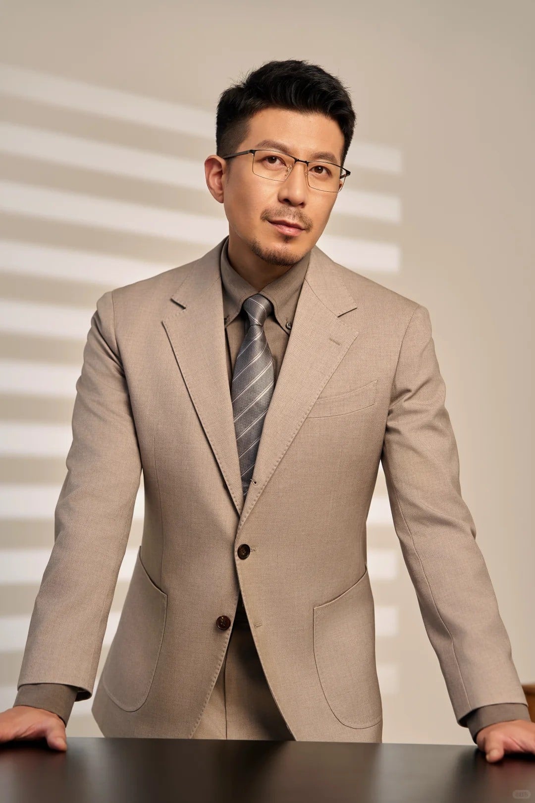 6. Tư thế chống tay lên bàn, nhìn thẳng vào ống kính