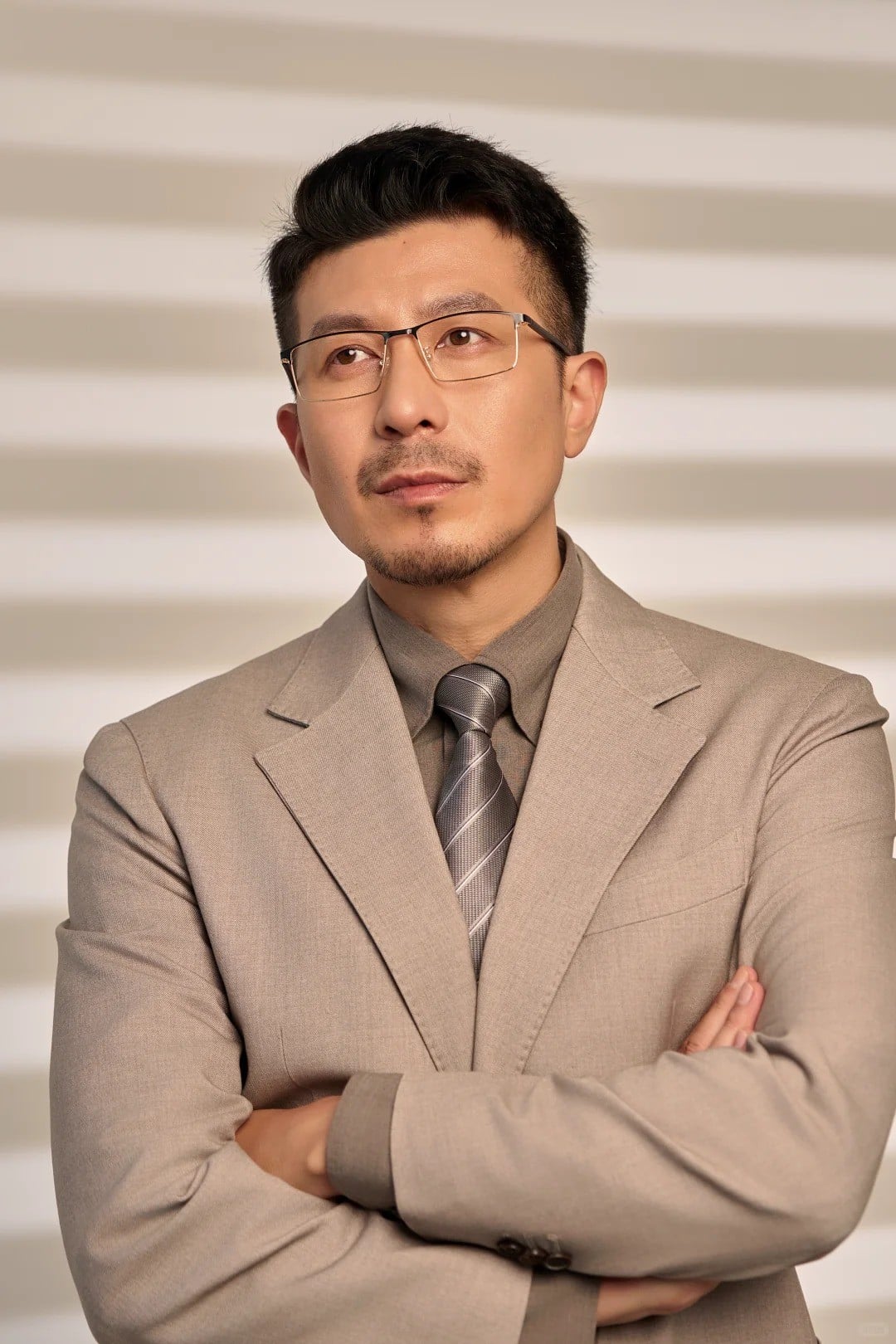 7. Tư thế khoanh tay trước ngực, ánh mắt nhìn nghiêng