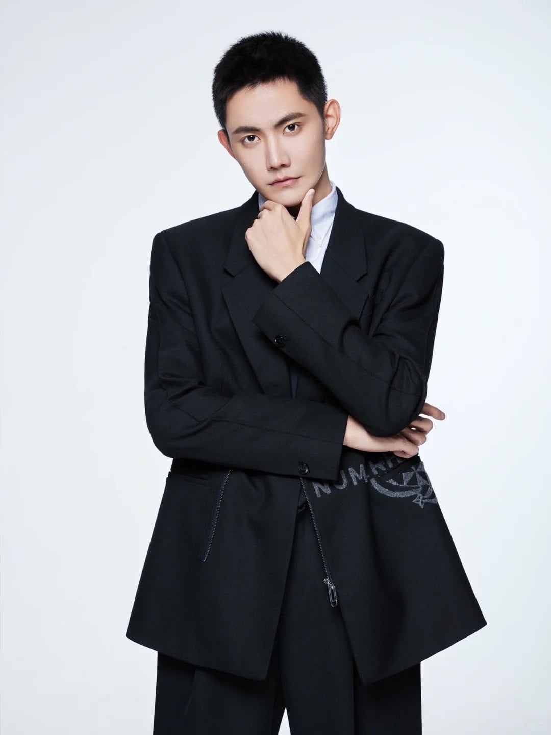 8. Tư thế chống tay lên cằm, ánh mắt sắc sảo