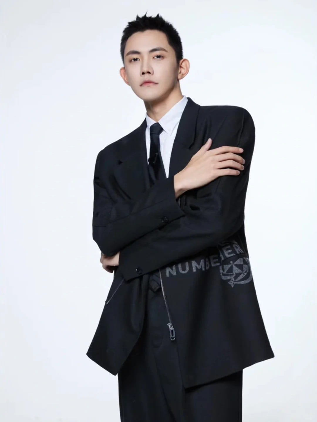 9. Tư thế khoanh tay che một phần cơ thể