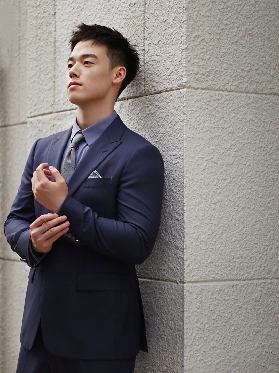 10. Tư thế tựa tường, tay chỉnh cổ tay áo