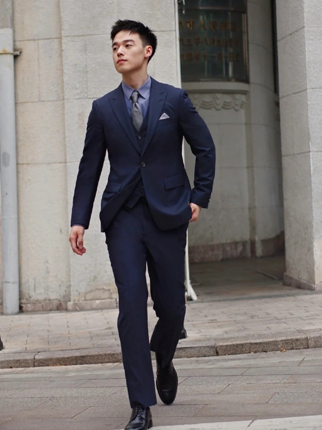 11. Tư thế bước đi khoan thai, tay trong túi quần