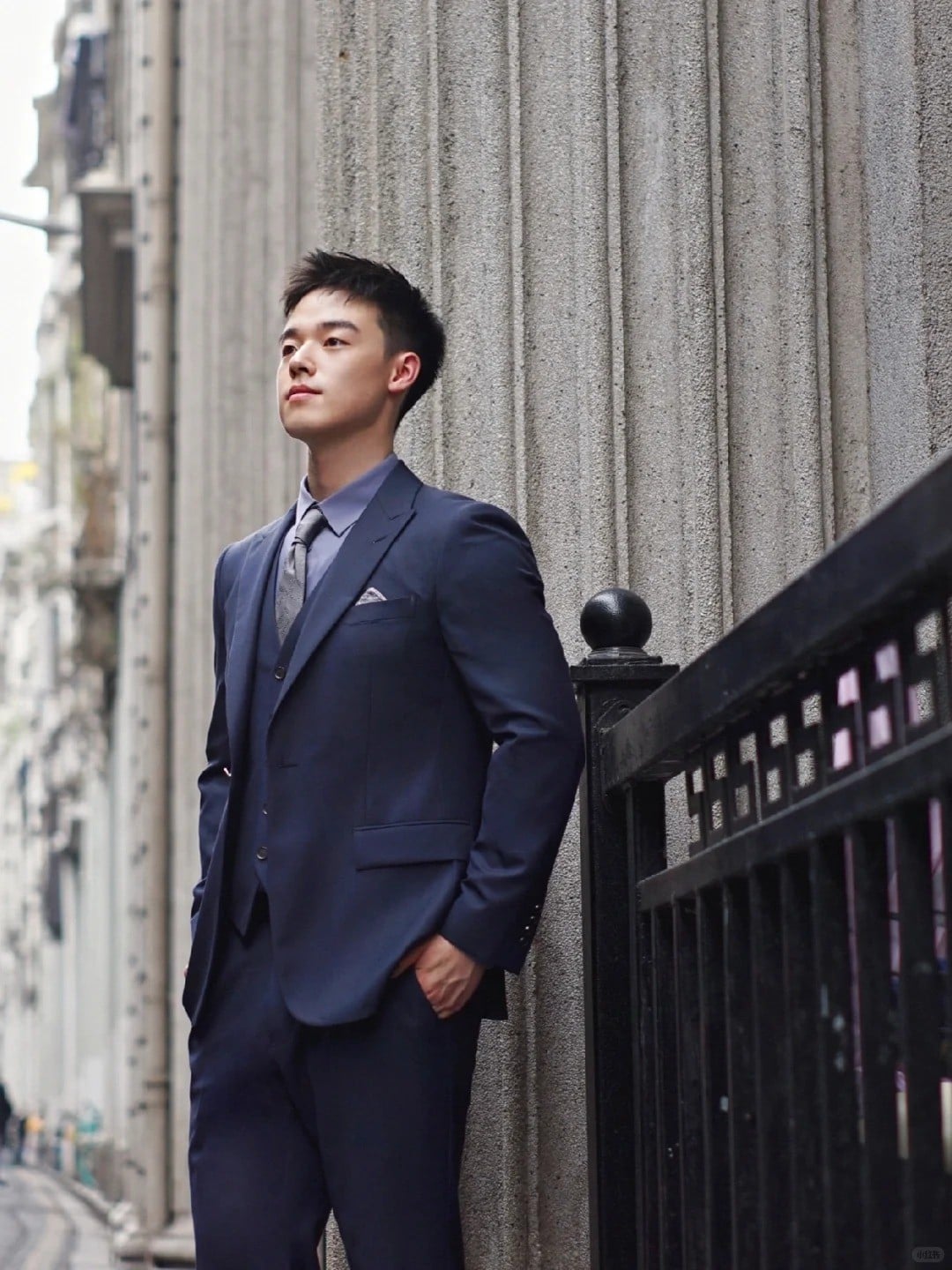 12. Tư thế đứng cạnh lan can, ánh mắt hướng lên