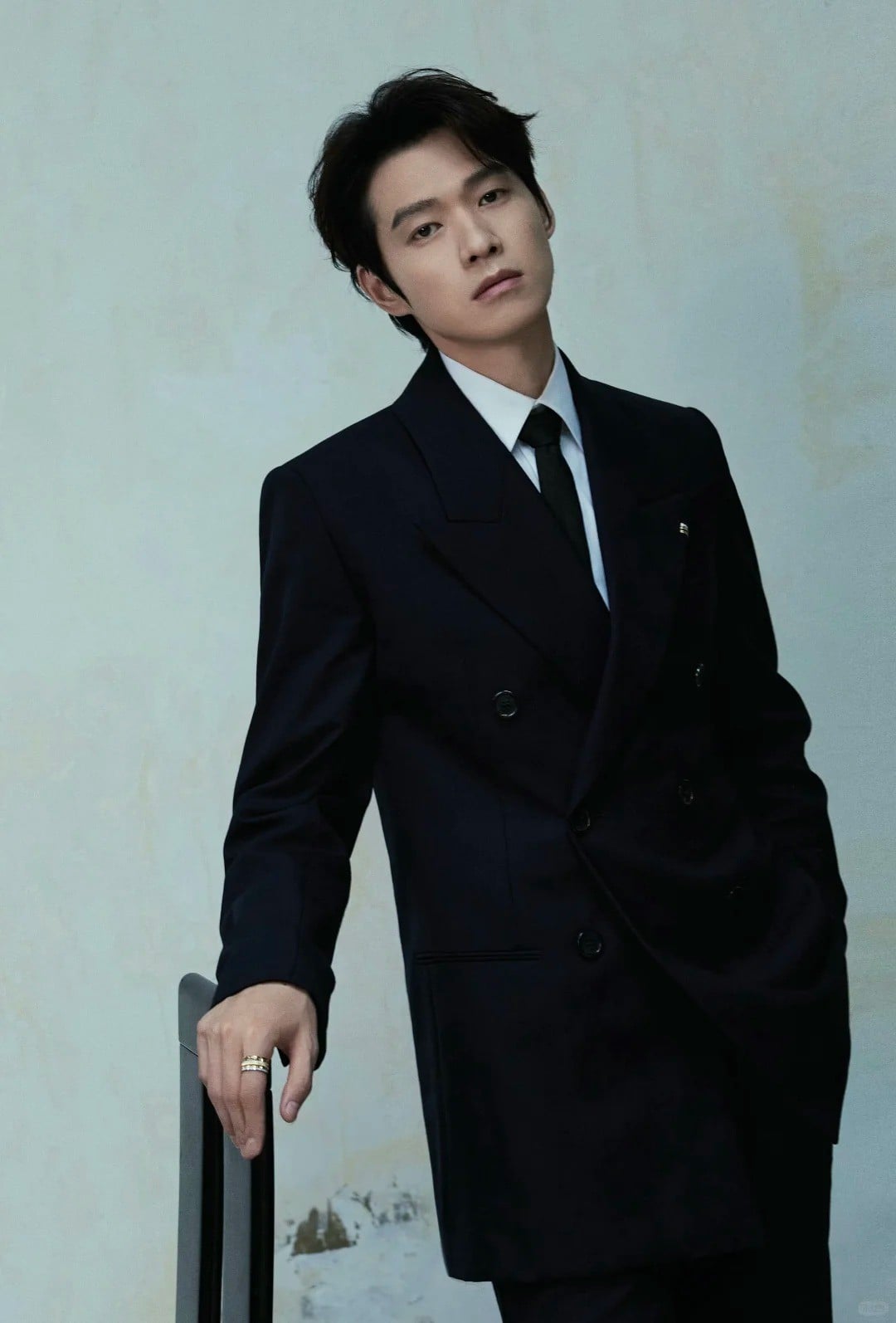 15. Tư thế tựa ghế, tay đeo nhẫn