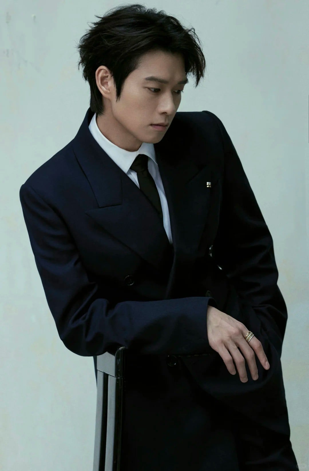 17. Tư thế cận cảnh, tay đặt lên lưng ghế