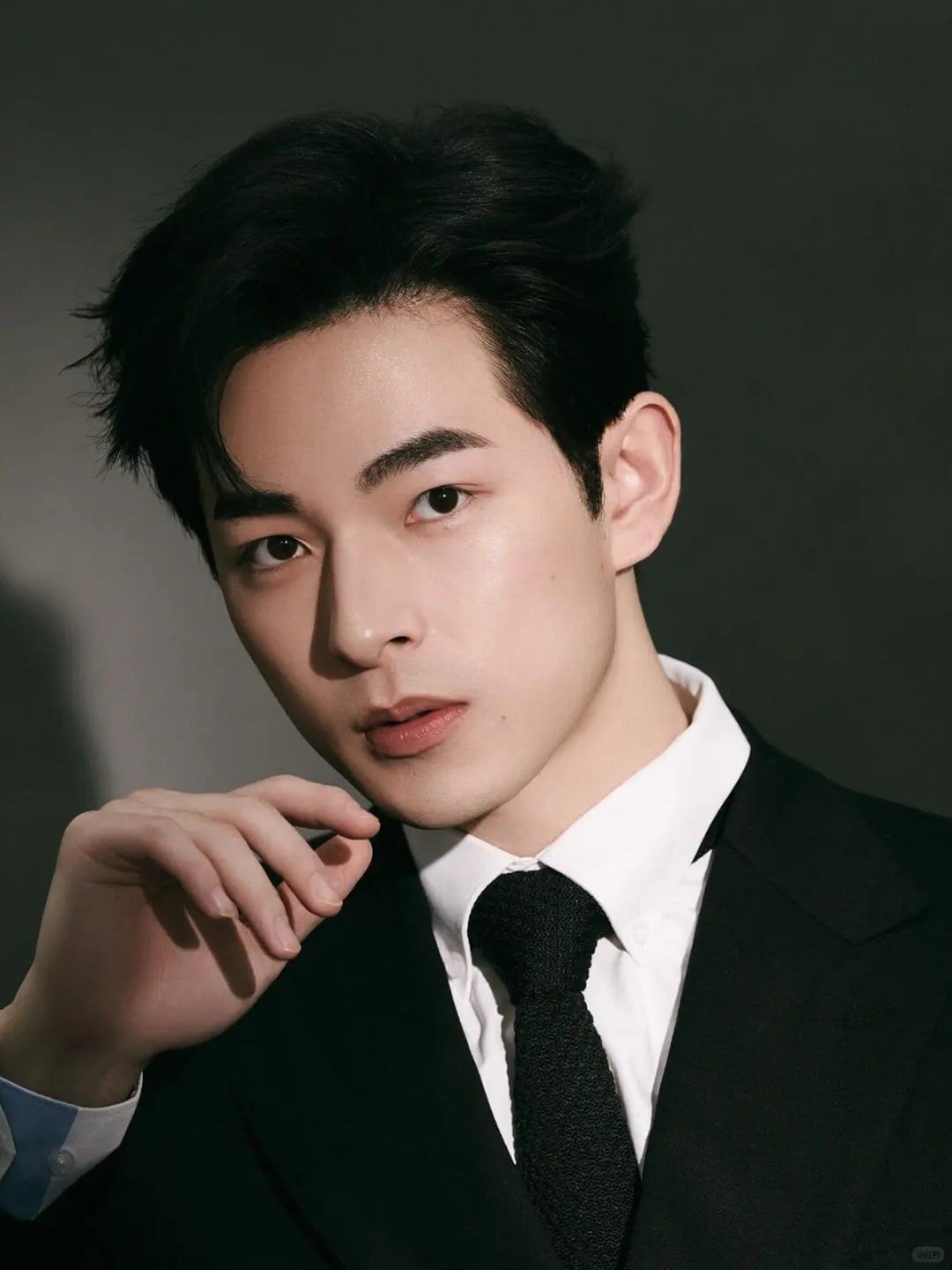 18. Tư thế chân dung cận mặt, tay đặt hờ gần cằm