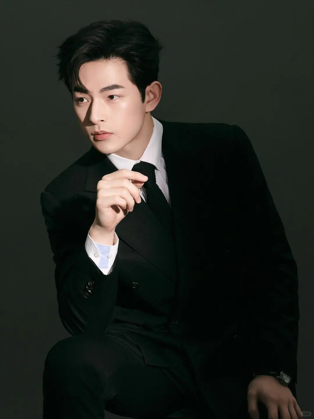 19. Tư thế bán thân, tay chống cằm và nhìn nghiêng