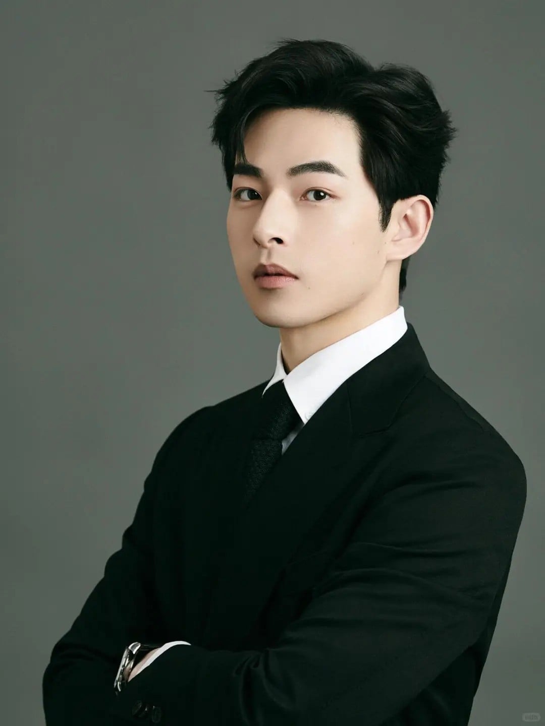 20. Tư thế chân dung khoanh tay, ánh mắt trực diện