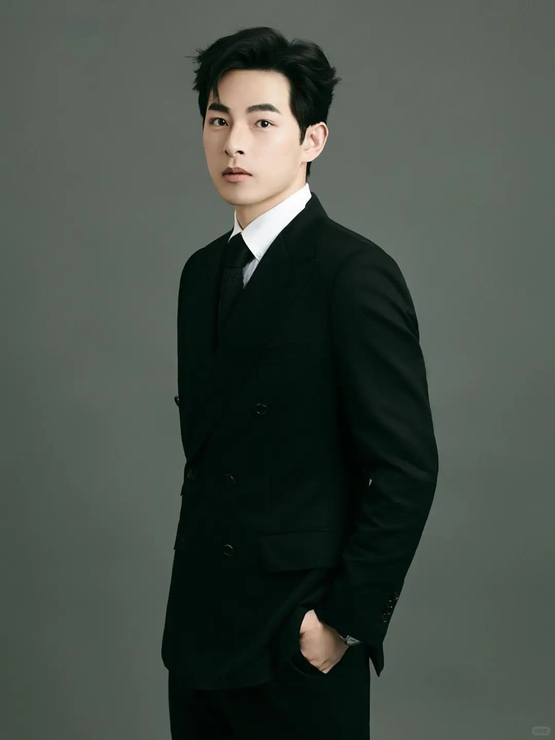 21. Tư thế bán thân, một tay trong túi quần