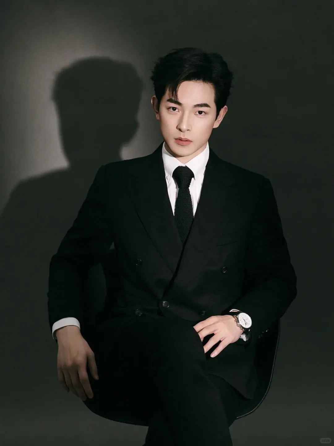 23. Tư thế ngồi trên ghế, ánh mắt trực diện đầy cuốn hút