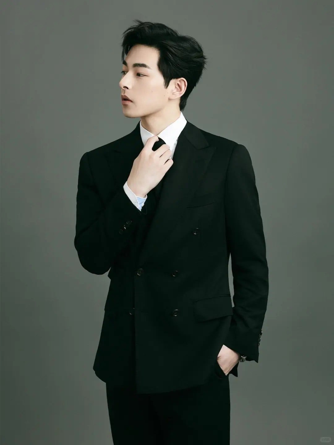 25. Tư thế đứng, tay chỉnh cà vạt