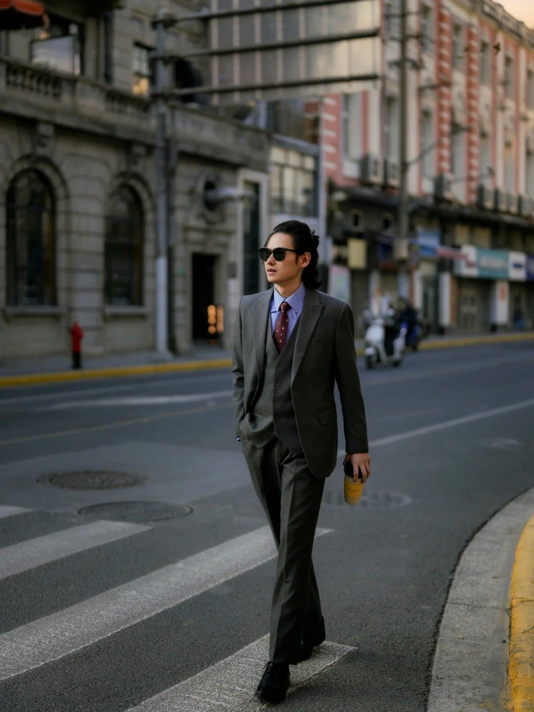 3. Tư thế sải bước tự nhiên trên phố