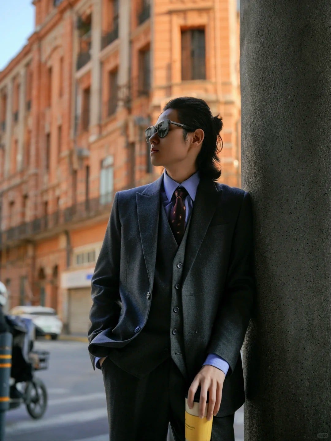 4. Tư thế tựa người vào cột, ánh mắt nhìn xa xăm