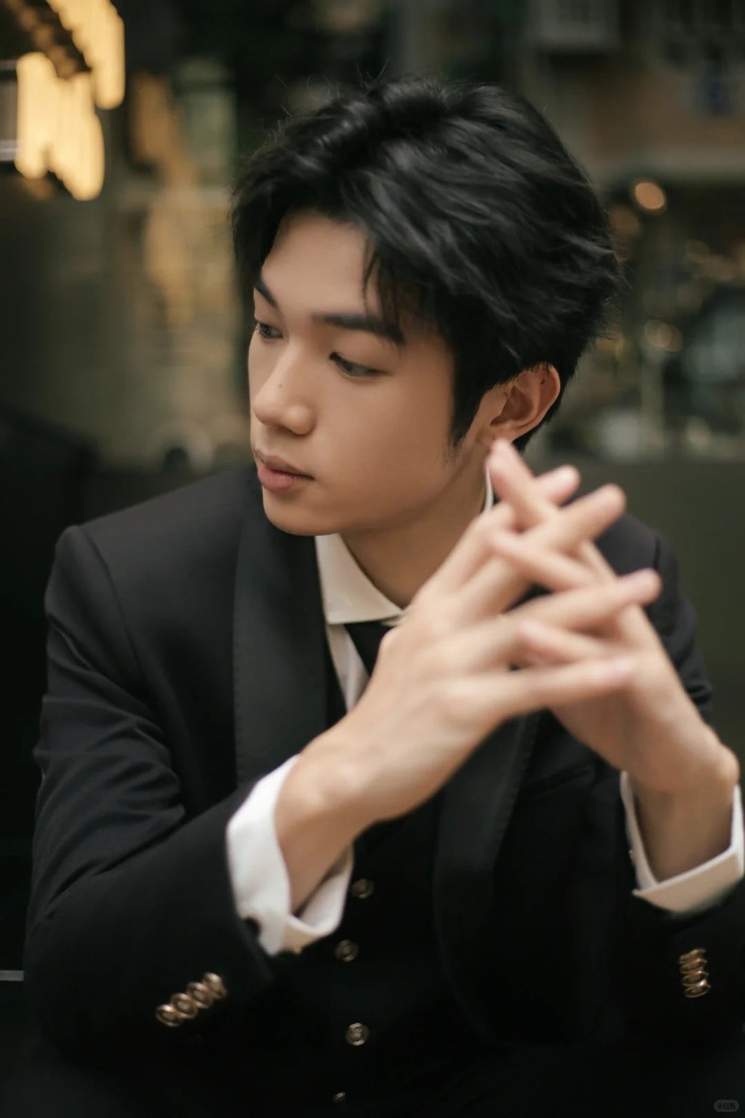 5. Tư thế ngồi với hai tay đan vào nhau