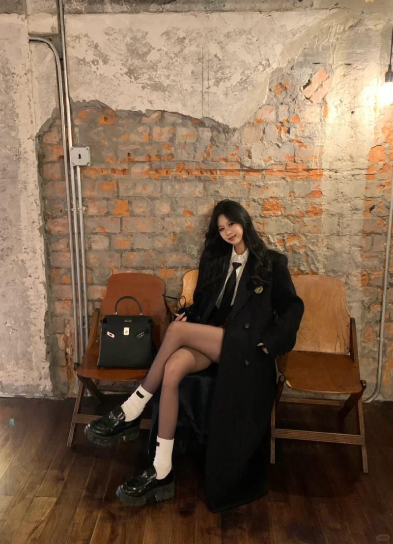 Phối cùng đầm liền và giày cao gót