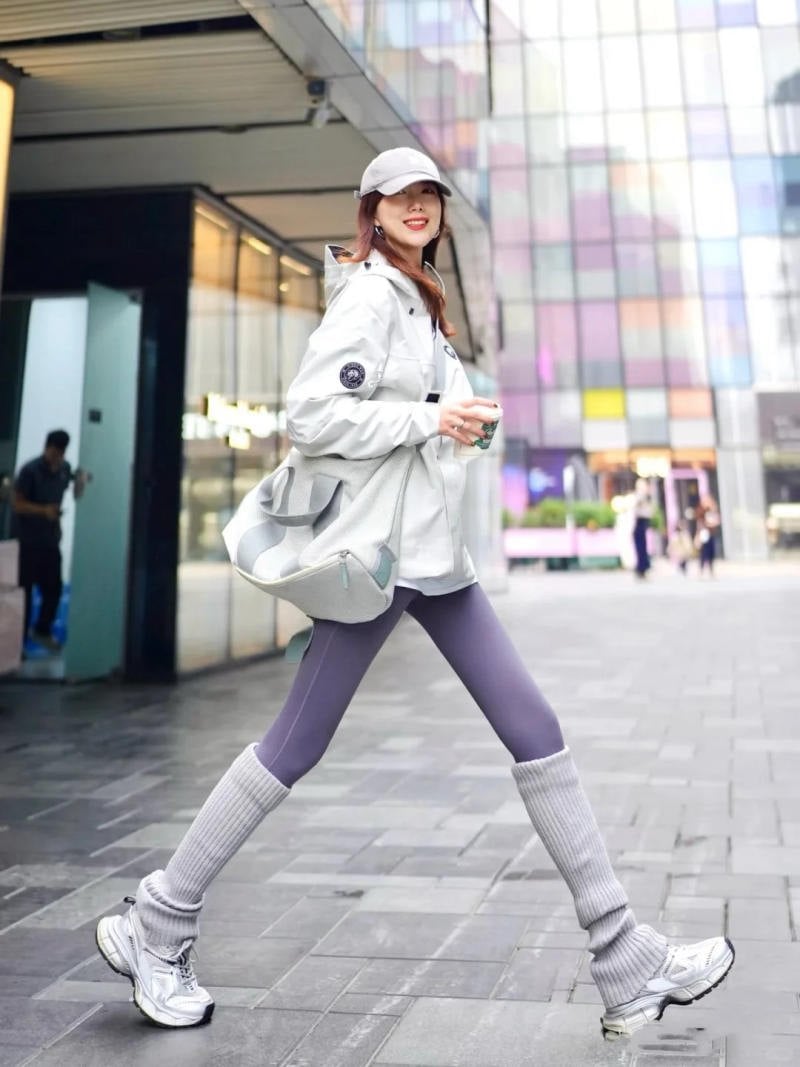 Mặc ngoài quần skinny jeans hoặc legging