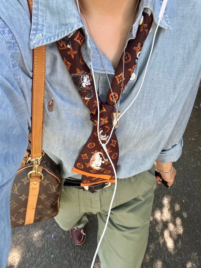 cách thắt khăn với ao sơ mi