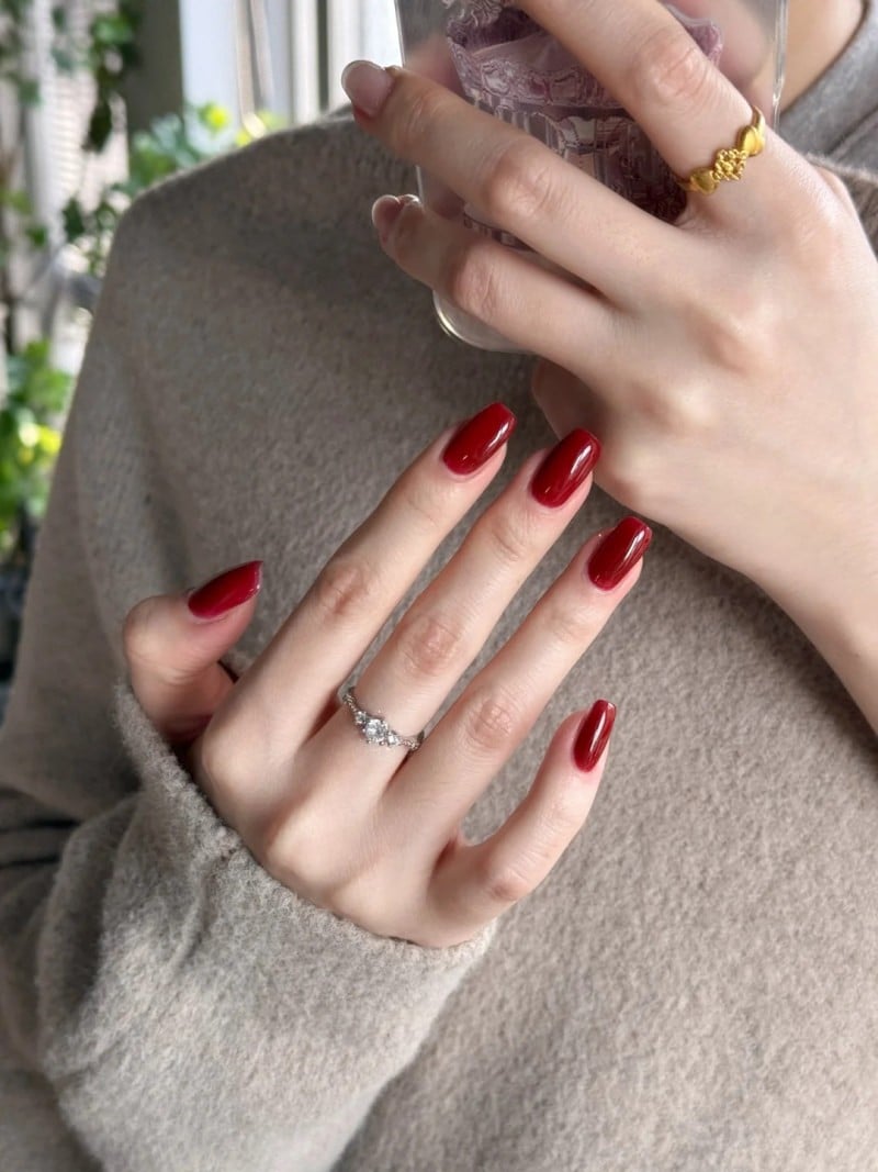 mệnh thổ sơn móng tay màu gì