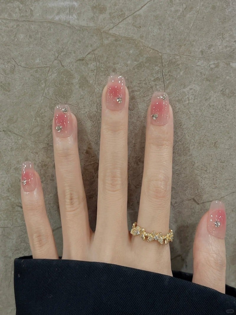 mệnh thổ sơn móng tay màu gì