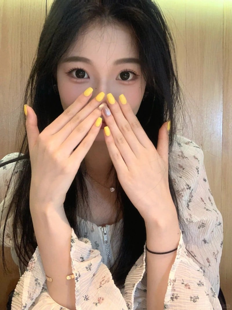 mệnh thổ sơn móng tay màu gì