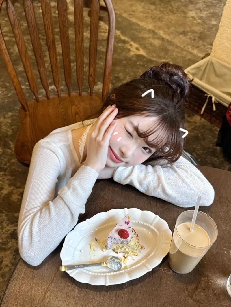 Tựa cằm lên bàn sau khi ăn