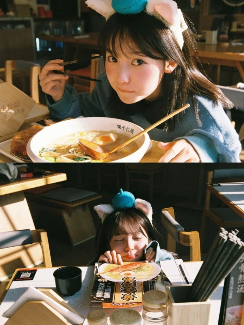 Tựa đầu bên tô mì ấm nóng