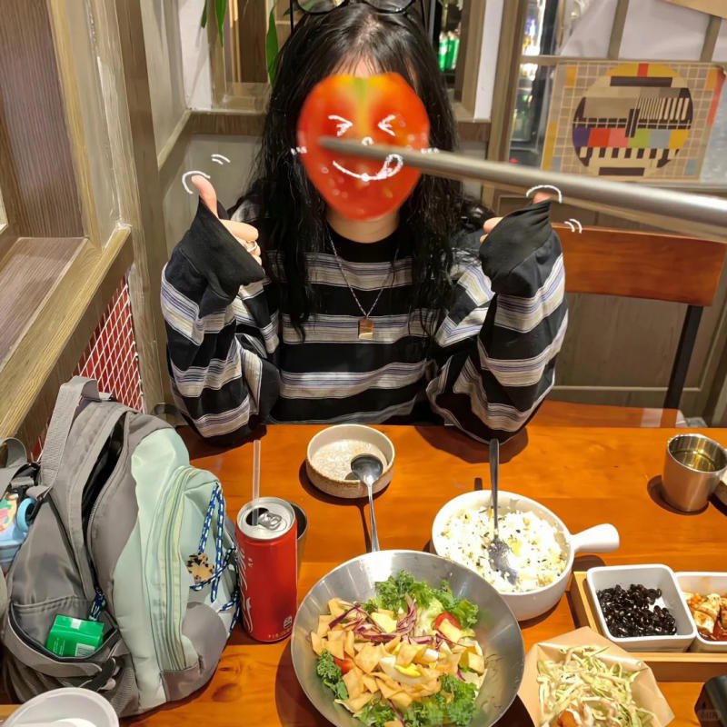 Giơ ngón tay cái và che mặt