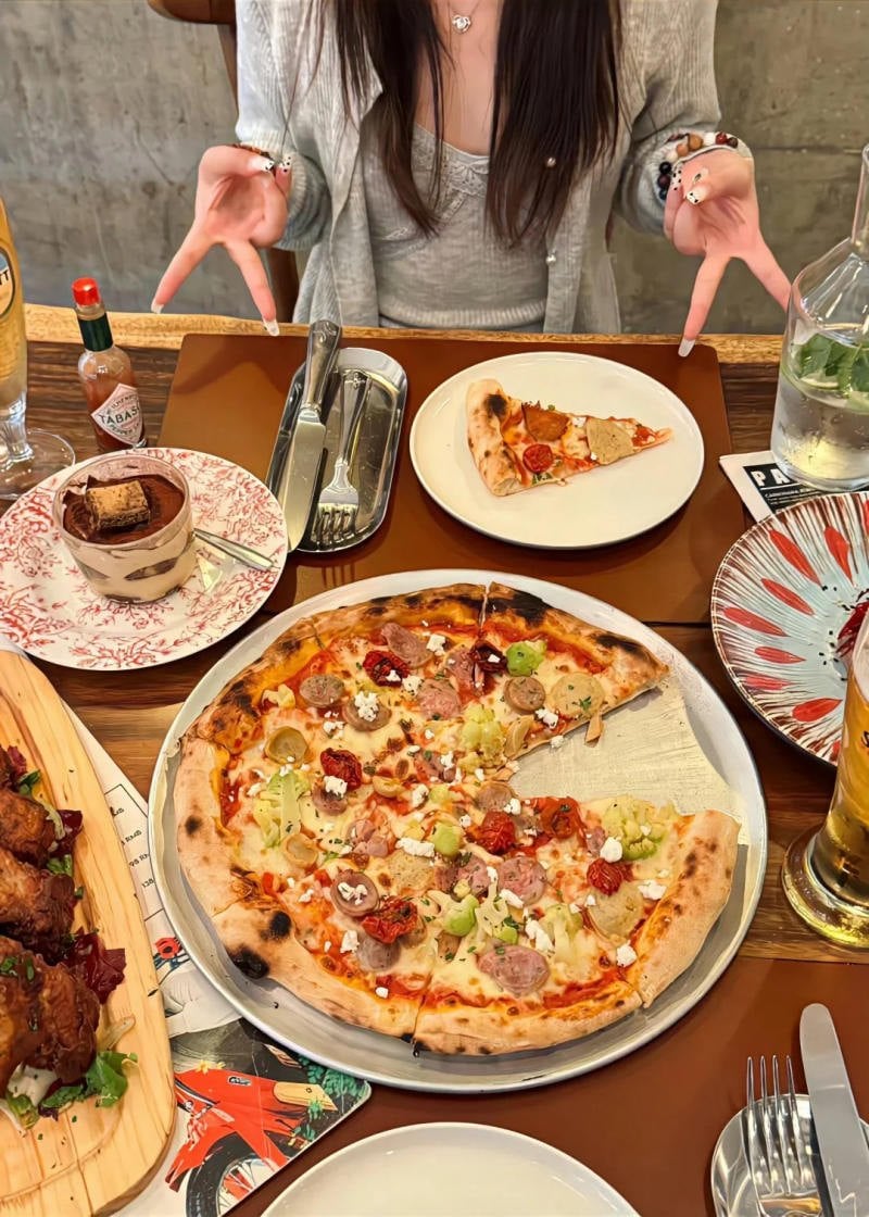 Hai tay chỉ vào món ăn